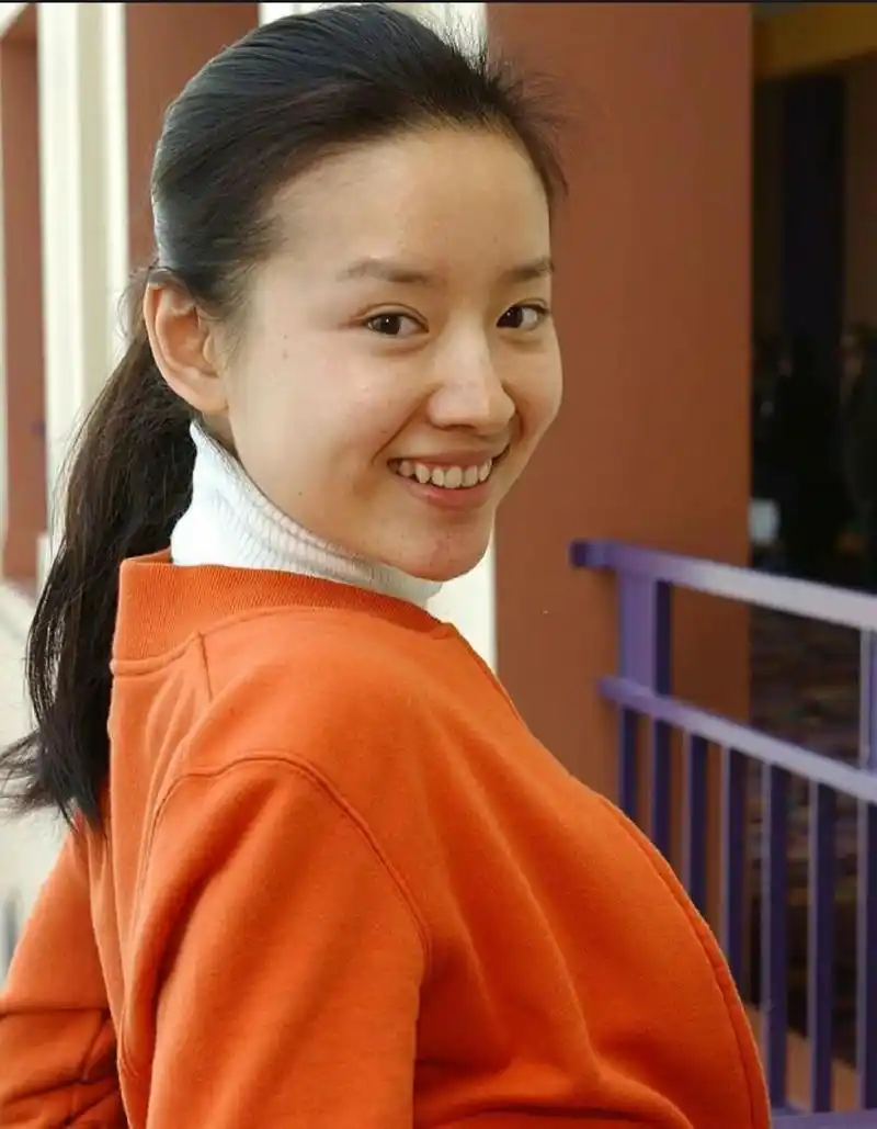 董洁素颜彰显差距 董洁被网友拍到在超市购物的素颜街拍,虽然她没有