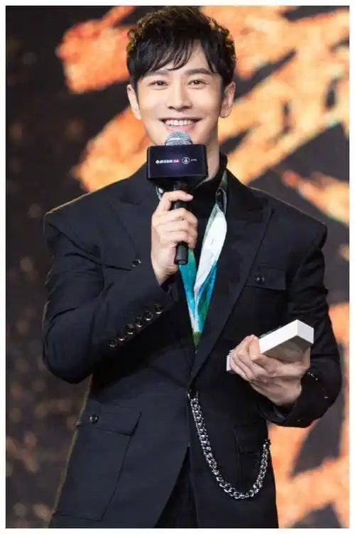 有种减龄叫黄晓明换上卷发,感觉年轻了好几岁,帅出新境界了!