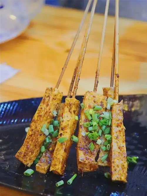 开业半年就被粉丝奉为"最强烧烤"!40 菜品让我吃到凌晨2点都不想走!