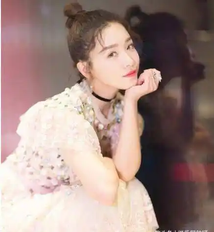 清子牵手神秘男子:男方外形很帅气看样子两人之间的情感很不错_谢彬彬