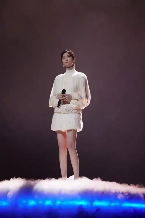 李宇春以一首《银河中的星星》致敬电影工作者,在音乐与影像中,共同