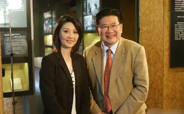 名主持曹可凡为人低调,妻子是圈外人儿子和他一样胖