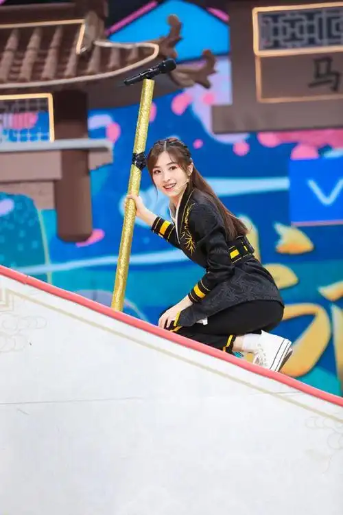 张含韵参加综艺节目,白衣精致美艳,黑衣干练俏丽