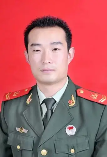 刚调到北京一处是拍的士兵证一寸免冠照,帅吧