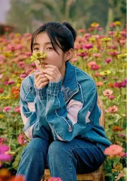 甜甜的妹妹张子枫来啦,带着她的学生装,赶紧学起来_衣服_白色_颜色