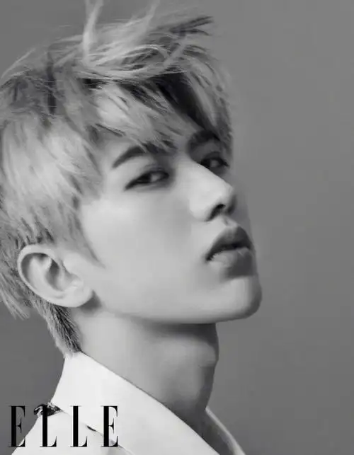 蔡徐坤蓝发造型登封气质清冷迷人 延续漫撕男气场