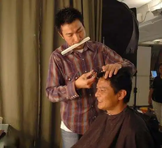 其实刘德华很早就在节目中说过自己会剪头发,刘德华很小就开始学习
