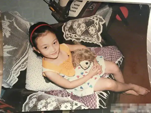 李小璐晒童年时可爱旧照 小时候的她好甜美