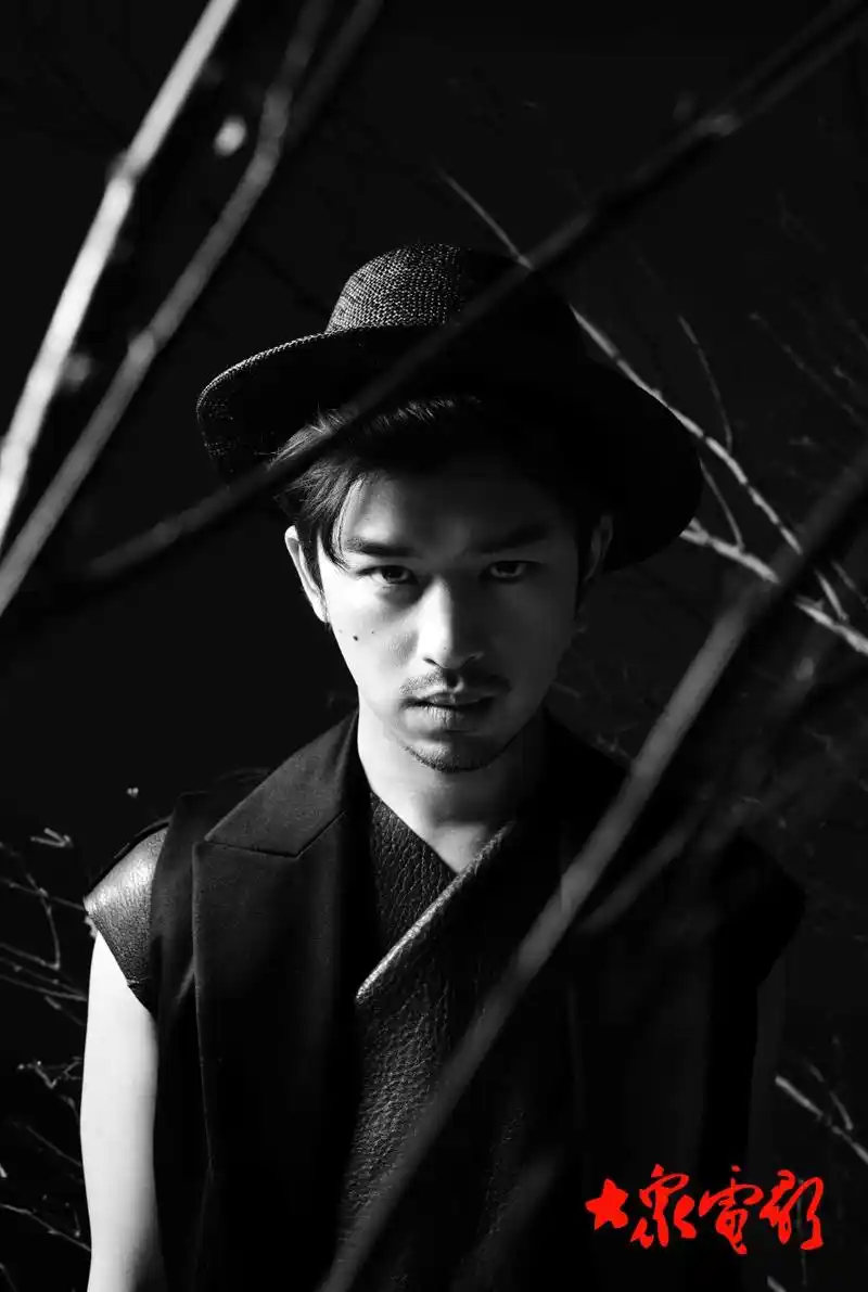 陈柏霖登杂志封面显帅气