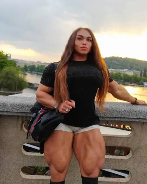 俄罗斯最强壮的女人浑身肌肉无法生育一般男人难驾驭