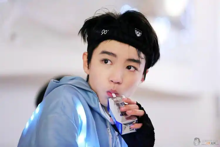 更为惊讶的是知情人士还说,李佳宁是主动追的王俊凯,因为在电视屏幕上