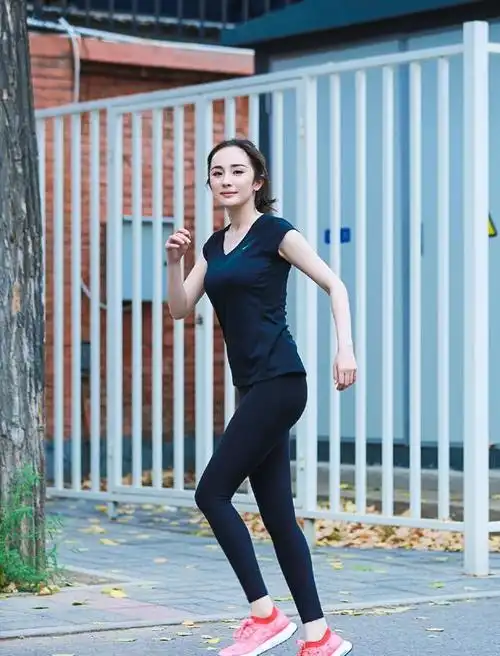 这张照片中的杨幂正在跑步,她的笑容是如此的迷人,曼妙的身材吹瞪可