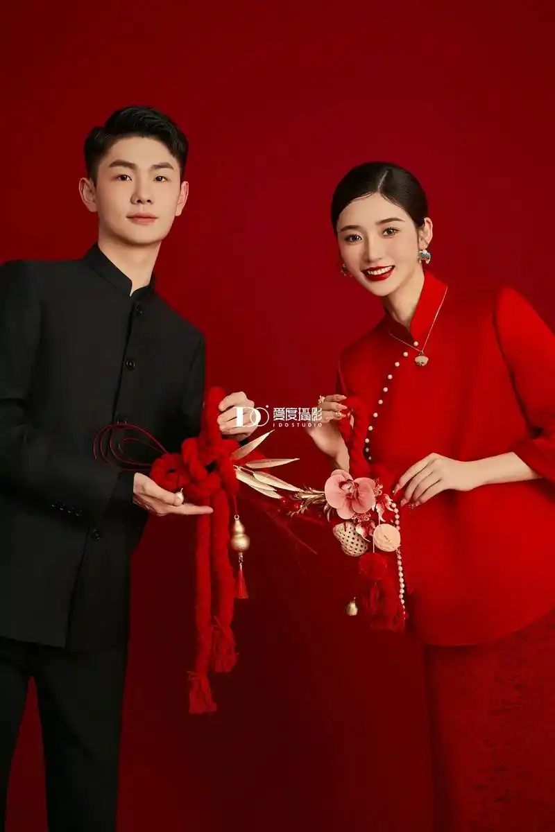 不一样的喜嫁婚纱照.干净纯色背景 红色喜字俏皮甜蜜的互动, - 抖音