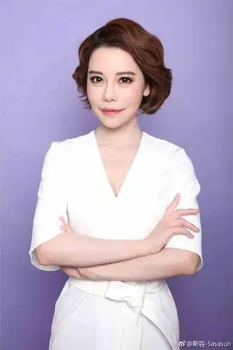 今年43岁的台湾购物节目主人斯容(原名赵静仪),可以说是当地整形界的