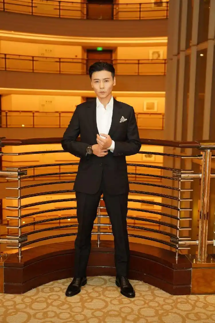 扫帚当"兵器",著名影星,重庆崽儿张晋喊你在家也要练起来详情点击》》