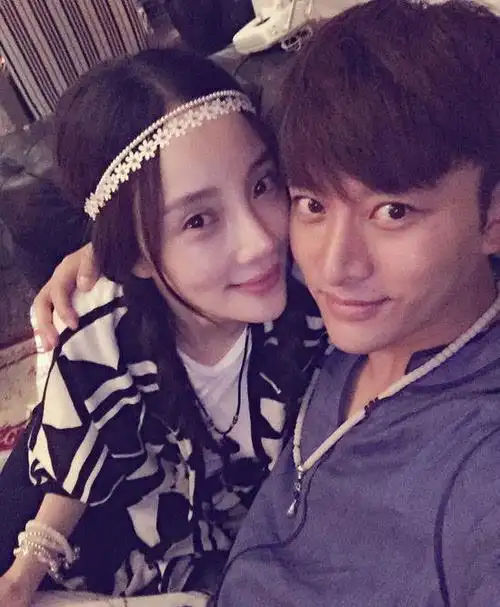 李小璐秀傲人上围 与老公贾乃亮情侣装亮相谈笑风生