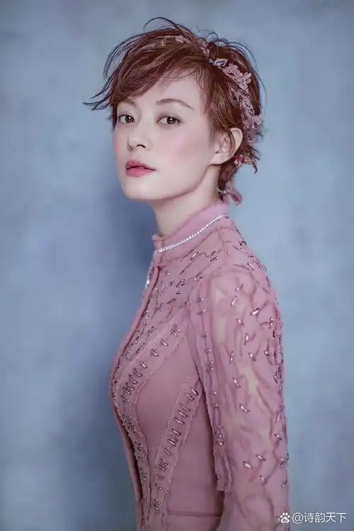 粉衣佳人立春风,孙俪一笑百媚生