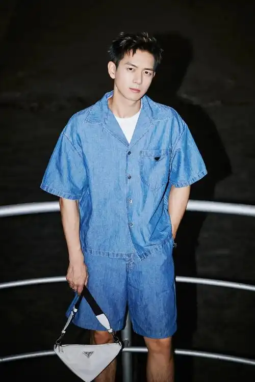 杨紫李现牵手同框路透