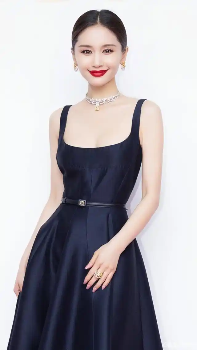 王子文素颜照曝光,曾被指颜值碾压杨颖,网友:都是美容院生的