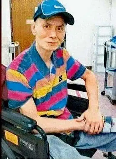 他是《神雕侠侣》中的"金轮法师", 如今中风瘫痪在床,无人问津