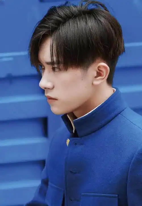 易烊千玺的八字刘海儿其实特别符合当时的那个年代流行,也是高度还原