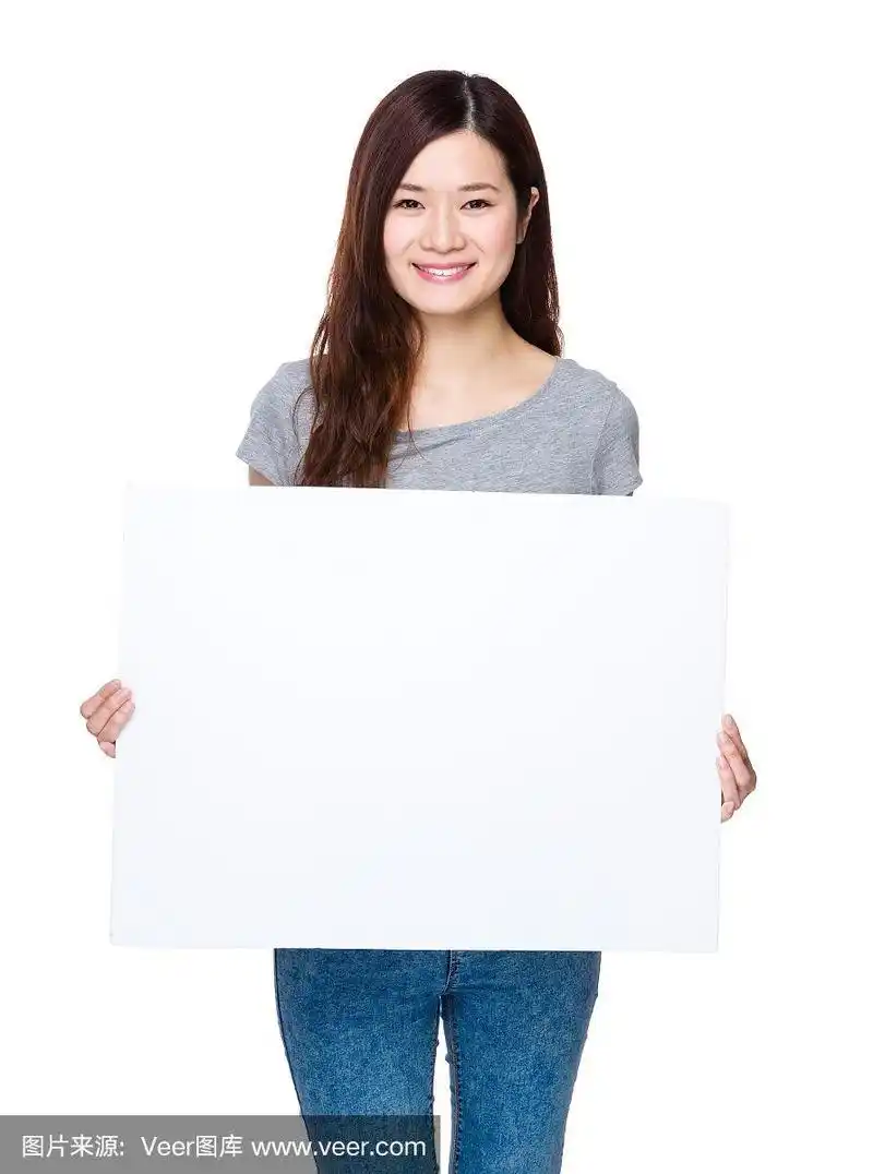 举着空白牌子的女人