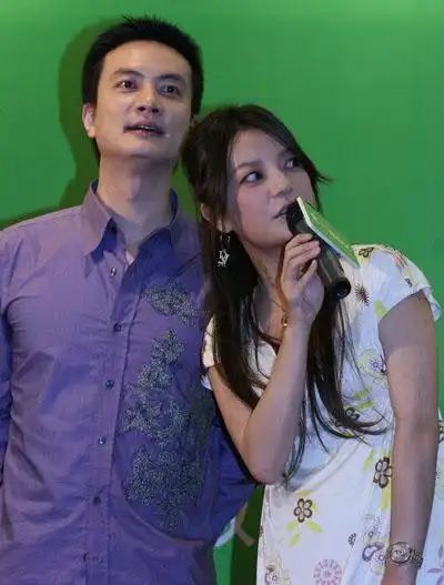 正文  不久前,有媒体拍到了赵薇和李泉在上海手拉手,举止亲密的照片