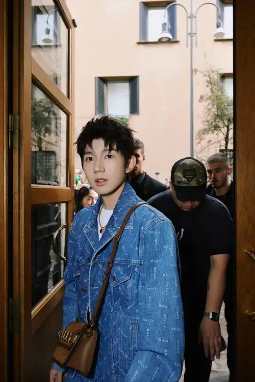 王源米兰看秀一身丹宁风少年气满满
