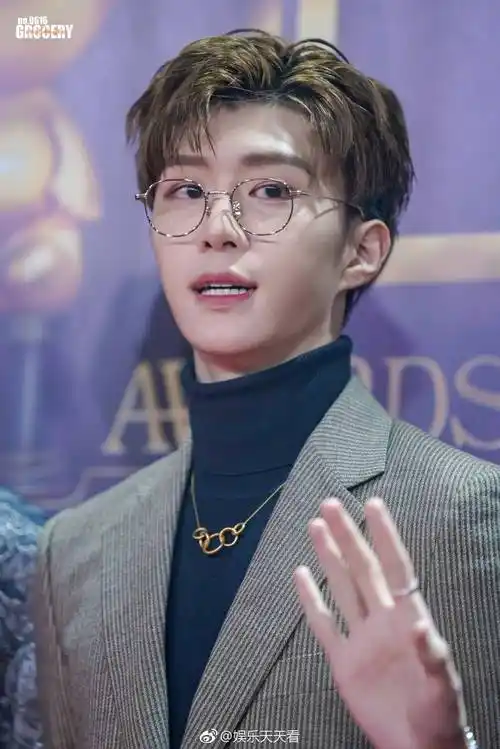 范丞丞"咪咕音乐盛典"红毯饭拍图～一身条纹西装搭配金丝眼镜