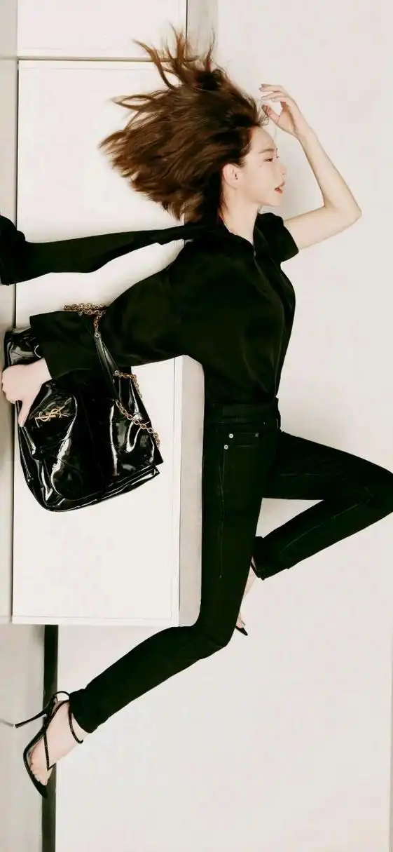 戚薇 这一身黑配上细跟凉鞋,泰裤辣