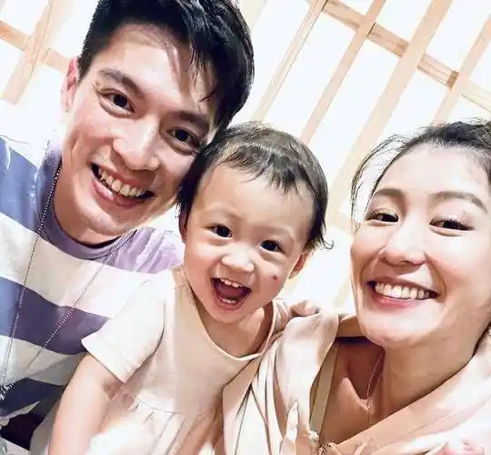 张韶涵前男友再当爸,开派对公布二胎性别,儿女双全太幸福_许孟哲_张