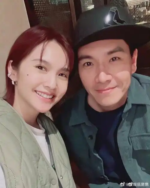 杨丞琳晒与贺军翔王传一同框照片