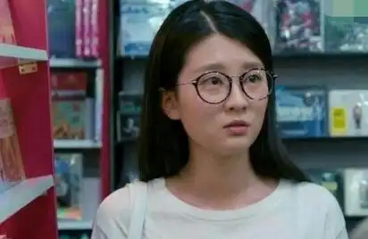 孟美岐早期满脸牛奶浇身照(孟美岐不染黄发的样子太幼齿!