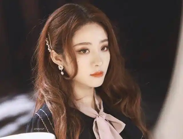 青你更新:刘雨昕长发值得期待,乃万甩话筒超帅,喻言竟变温柔_舞台