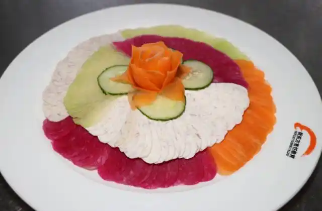 冷拼又称花色冷盘,花色拼盘,工艺冷拼等,是由一般的冷菜拼盘逐渐发展