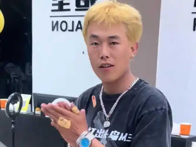 因为喜欢一些欧美说唱歌手的vibe(言语做派),于是染了发,绑了脏辫,给