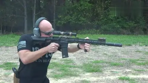ar15突击步枪,性能优越不输ak,配备消音器与瞄准镜射击测试
