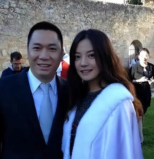 赵薇母亲揭秘家族巨变儿子离婚巨款被分女儿消失荧屏丈夫离