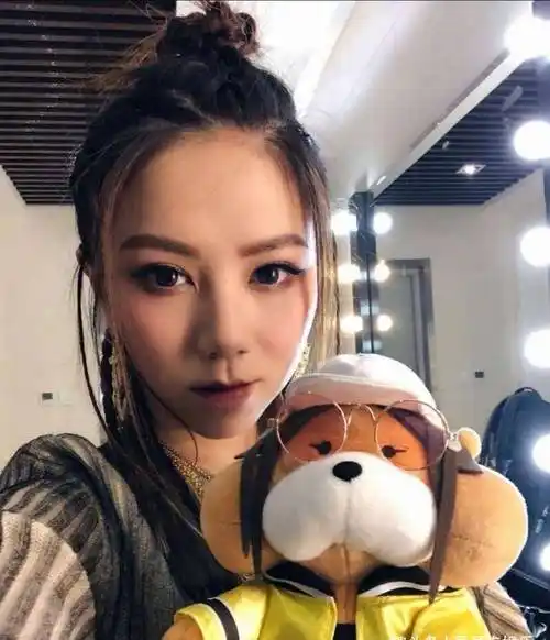 天不怕地不怕,就怕邓紫棋不化妆,这素颜脸:确定是本人?