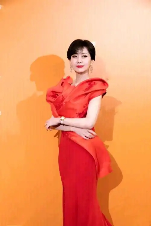 北影节开幕式红毯,不老女神赵雅芝一袭红色开叉长裙,惊艳全场