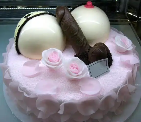 情趣蛋糕受年轻人追捧, 造型出格不忍直视_网易订阅