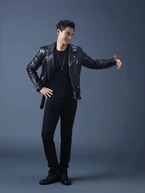 型男彭于晏身穿亮黑色西装尽显成熟魅力男神的肌肉线条真man