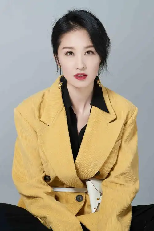 张雯最新写真释出率性时尚传递早春气息