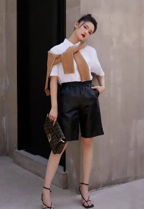 原创杨钰莹街头拍照好减龄穿黑色卫衣配半裙清纯可爱美如18岁少女