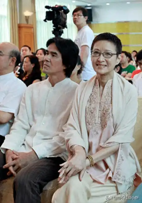 68岁胡因梦老了也时髦,穿衣素净从容,一副书卷气的知性相真美_气质