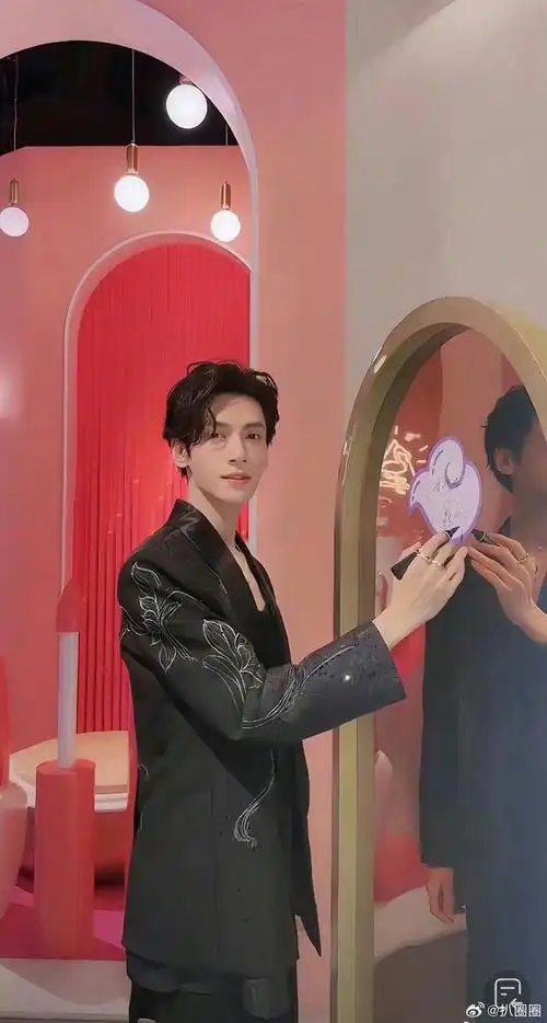 罗云熙杜莎双蜡像揭幕,侧颜优越|罗云熙|杜莎_新浪新闻