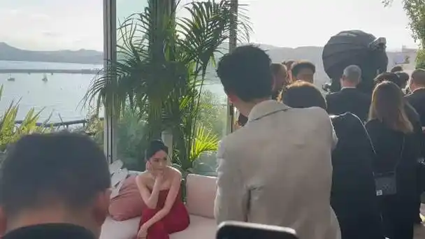 李现帮杨幂拍照,我们现男友拍照看起来很专业的样子啊!李现化身摄影师