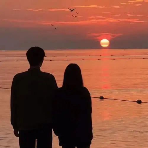 夕阳下浪漫的情侣头像