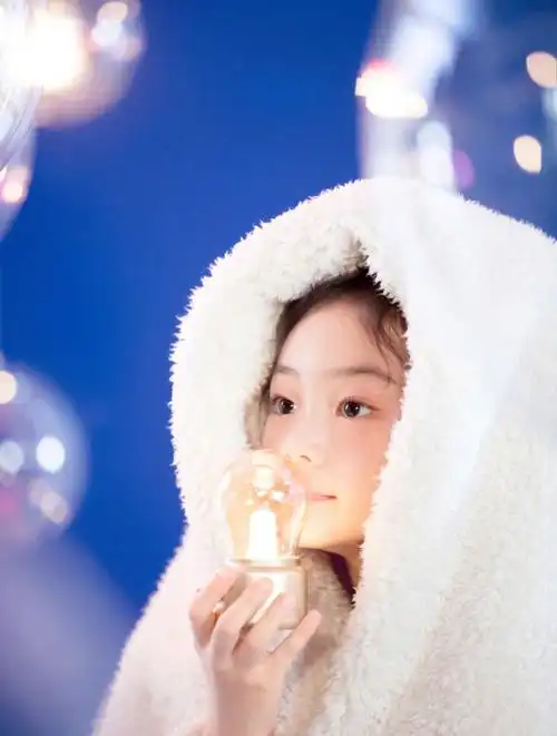 戚薇女儿6岁生日,穿公主裙烫头发躺爸爸怀里,和妈妈