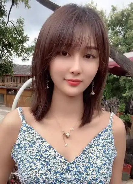 美女深情演绎歌曲《爱你一万年》,人美歌甜超好听